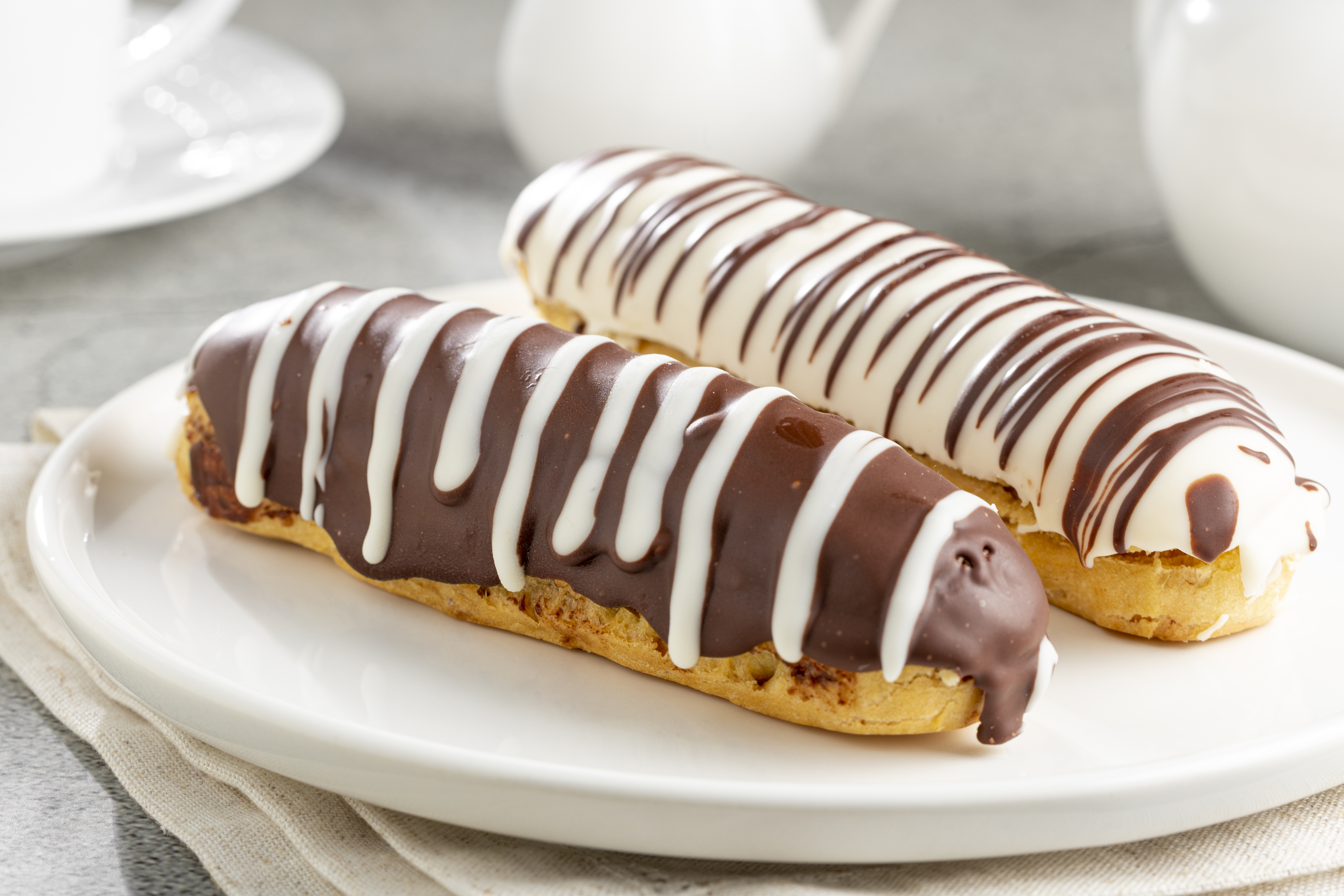 eclair-saboroso-eclair-de-chocolate-na-mesa.jpg